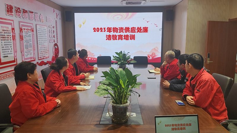 与笔试相比，面试礼仪更加注重以下几个方面：